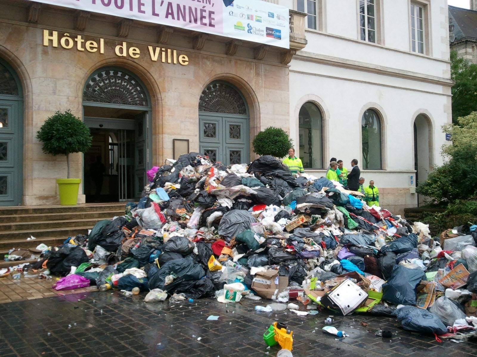 un-amas-de-poubelles-devant-l-hotel-de-ville-photo-e-bouland-1380890568.jpg