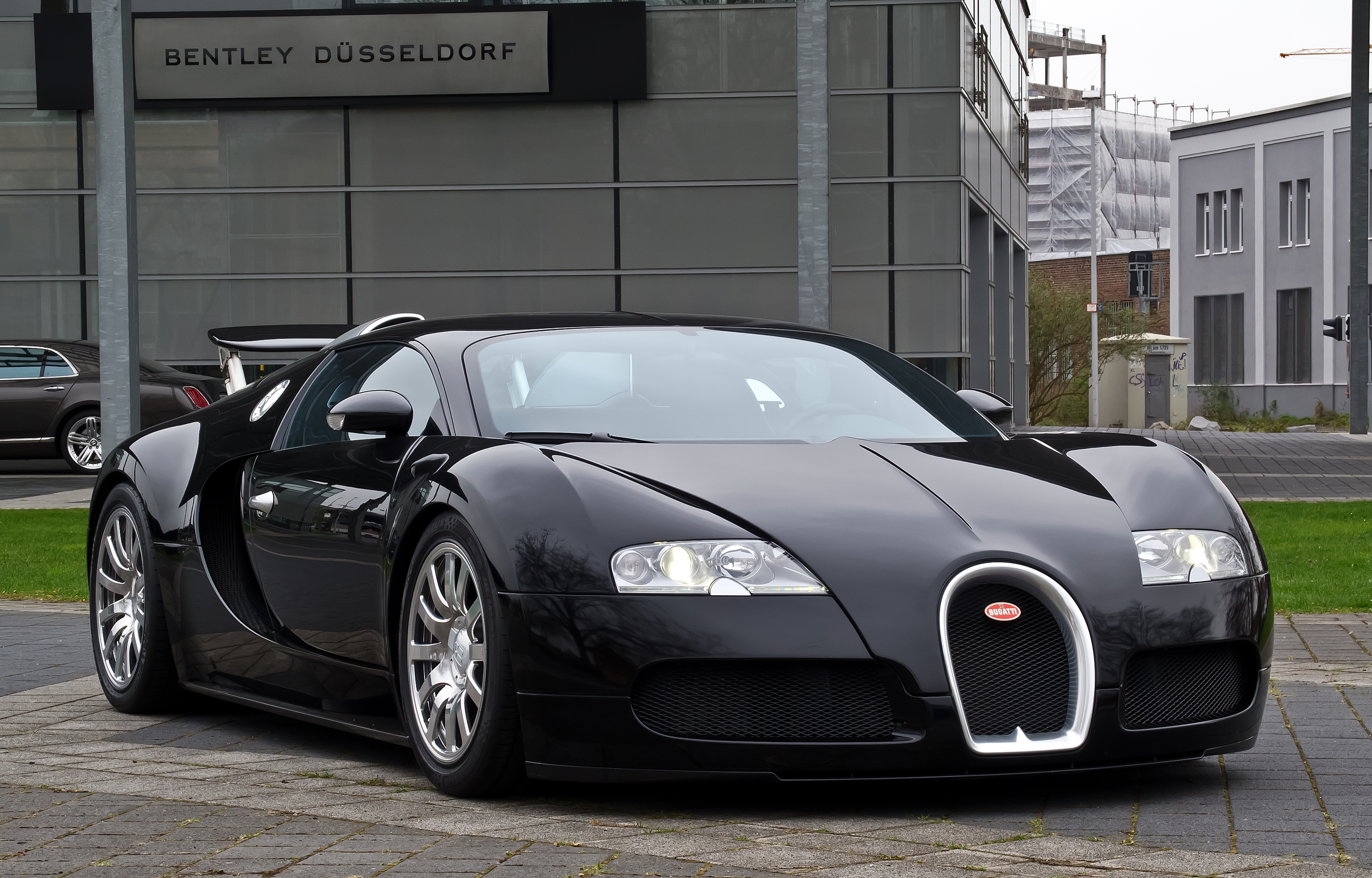 Bugatti_Veyron_16.4_%E2%80%93_Frontansicht_%281%29%2C_5._April_2012%2C_D%C3%BCsseldorf.jpg